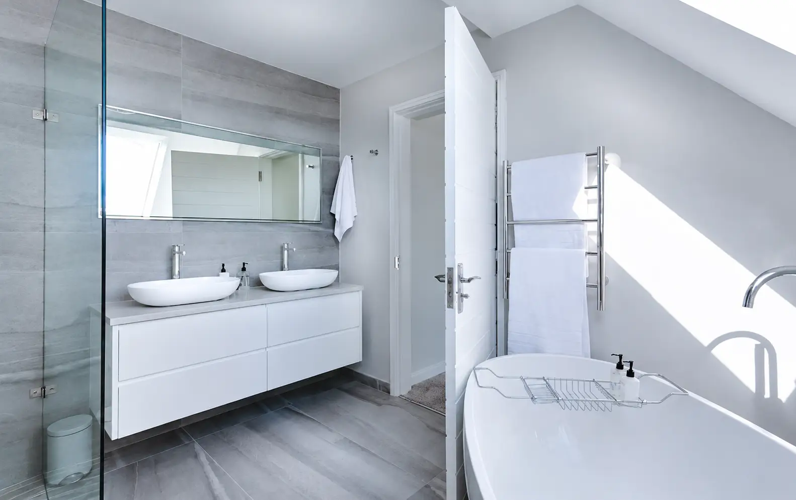 Baño de diseño con cerámica de gran formato en blanco