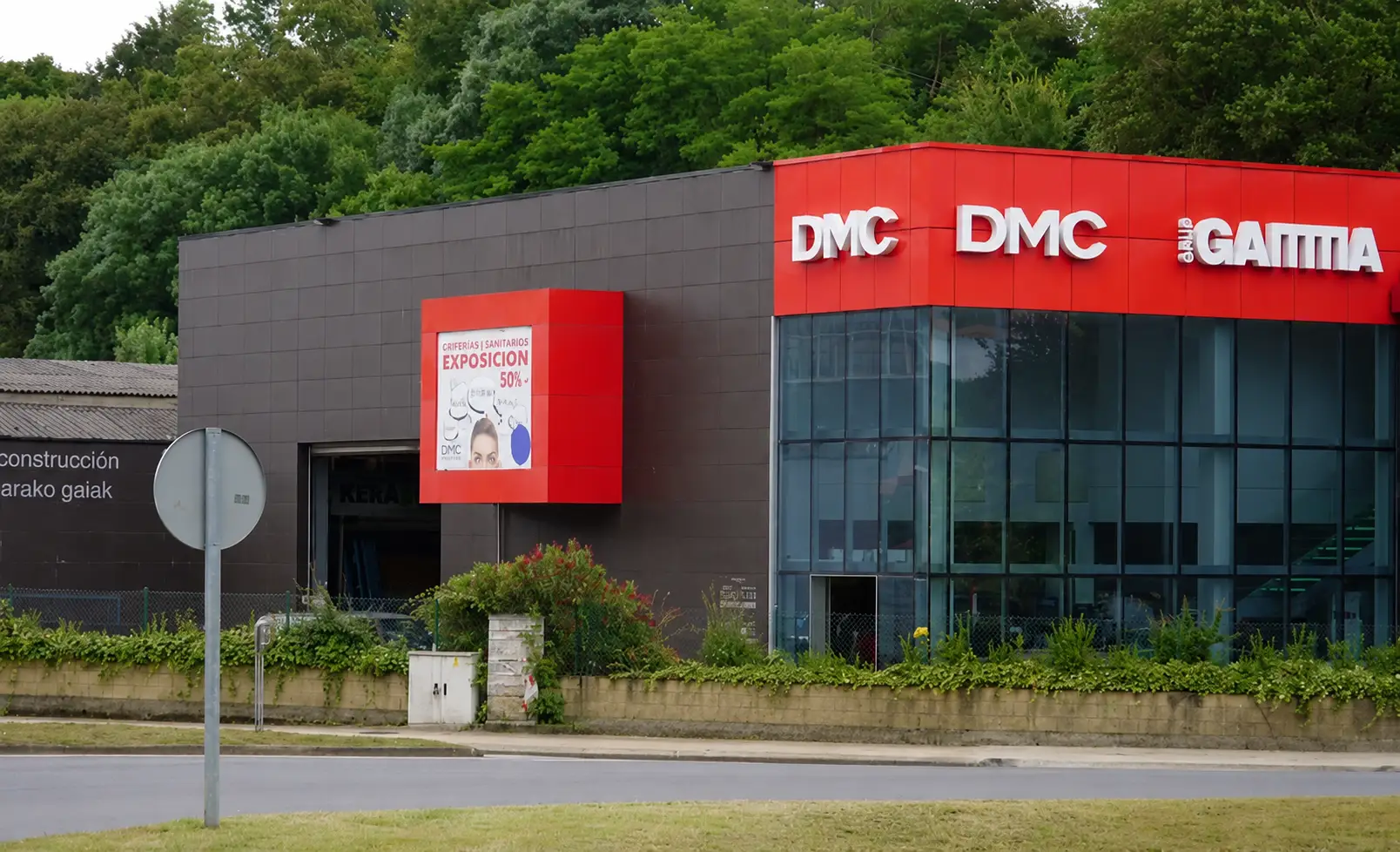 Fachada actual de DMC Cerámicas en Paseo Ubarburu, Donostia-San Sebastián